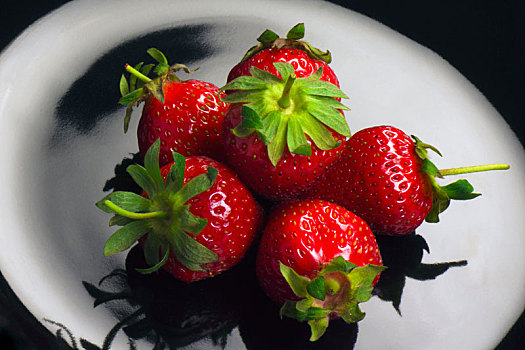 草莓,黑色背景,盘子