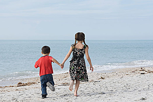 孩子,跑,一起,海滩,握手
