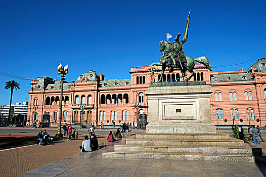 阿根廷,布宜诺斯艾利斯,五月广场,玫瑰宫,政府建筑,骑马雕像