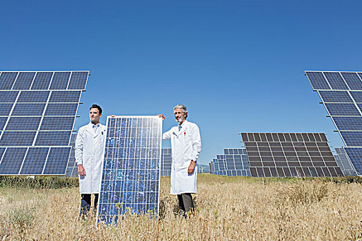 科学家,拿着,太阳能电池板,乡村风光