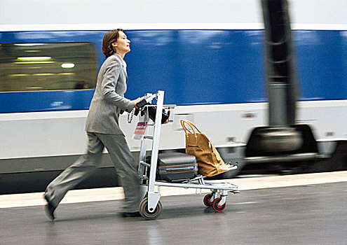 职业女性,急促,火车站台,手推车,行李,靠近