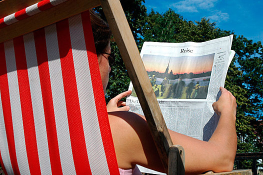 男人,折叠躺椅,读报,德国,欧洲