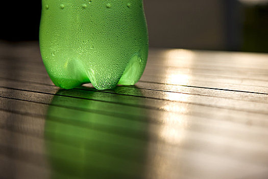 特写,绿色,塑料瓶,寒冷,水,木桌子