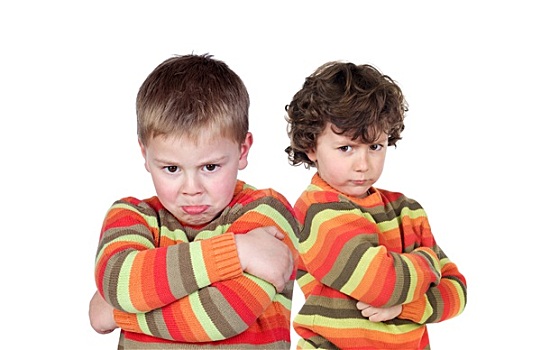 两个孩子,相同,针织衫,愤怒