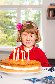 高兴,女孩,看,生日蛋糕,桌上