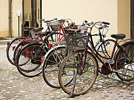 自行车停放,鹅卵石街道,托斯卡纳,意大利