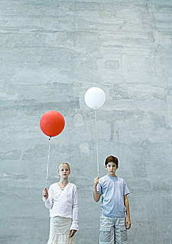 两个孩子,拿着,气球