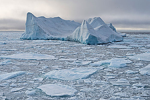 冰山,漂浮,浮冰,边缘,北冰洋,斯匹次卑尔根岛,岛屿,斯瓦尔巴群岛,斯瓦尔巴特群岛,挪威,欧洲
