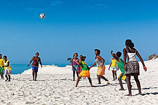 青少年,玩,足球,白沙,沙丘,马达加斯加,非洲