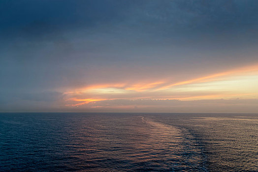 西班牙瓦伦西亚港,地中海的日出