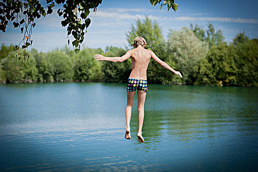 绿洲,青少年,湖,跳跃