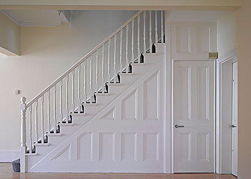 白色,涂绘,门,楼梯