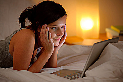 卧室,晚间,女人,笔记本电脑,躺下,床上