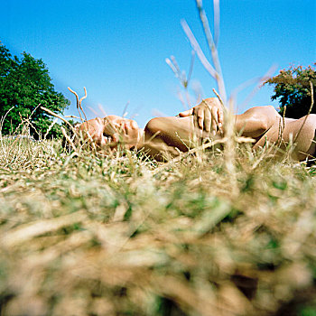 躯干,晒黑,金发,女孩,卧,横图,草,晴朗,白天,克罗地亚,2008年