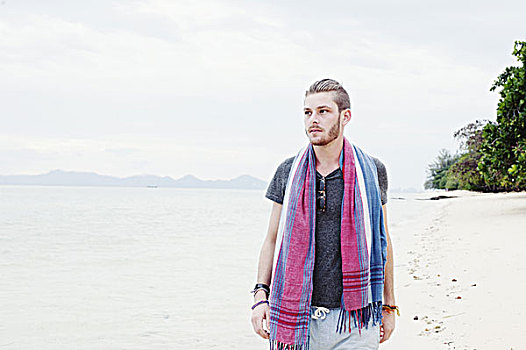 男青年,漫步,海滩,泰国