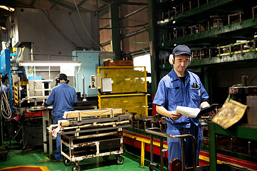 日本,男人,穿,棒球帽,耳塞,蓝色,站立,工厂,拿着,纸张
