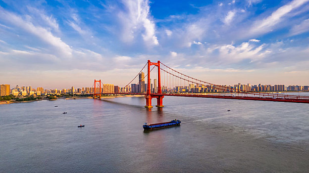 武汉鹦鹉洲长江大桥与长江航运货轮