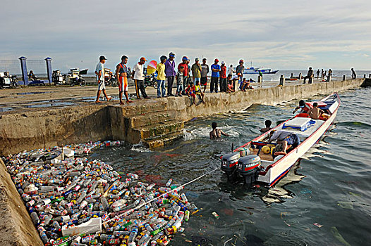 捕鱼者,降落,抓住,码头,墙壁,漂浮,塑料制品,碎片,正面,岛屿,伊里安查亚省,印度尼西亚,东南亚,亚洲
