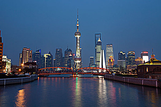 上海苏州河沿岸的,外滩源,新景观和浦东陆家嘴金融区的夜景