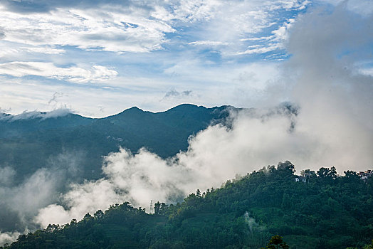 云南省红河州红河县阿扎河乡切龙中寨村远眺哀牢山山脉的云雾