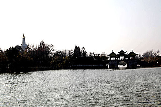 江苏省扬州市瘦西湖风景区五亭桥和白塔