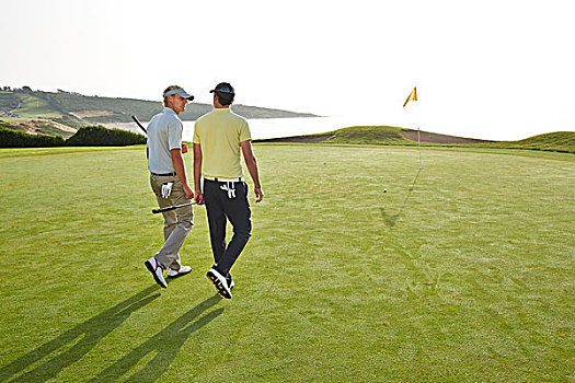 男人,走,洞,高尔夫球场,远眺,海洋