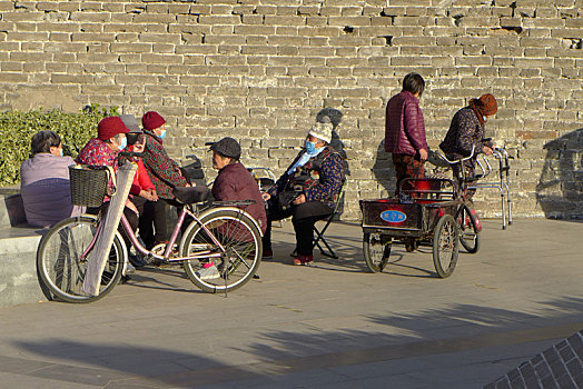 河南开封,春日老人晒暖好悠闲