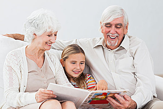 高兴,小女孩,读,祖父母,沙发