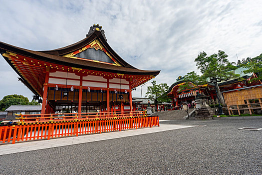 日本京都伏见稻荷大社外拜殿景观