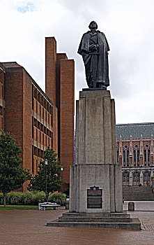 美国华盛顿大学校园,华盛顿塑像