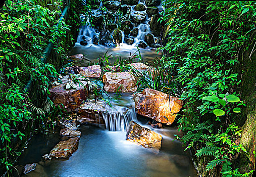 小溪溪水潺潺流水小瀑布石头水景