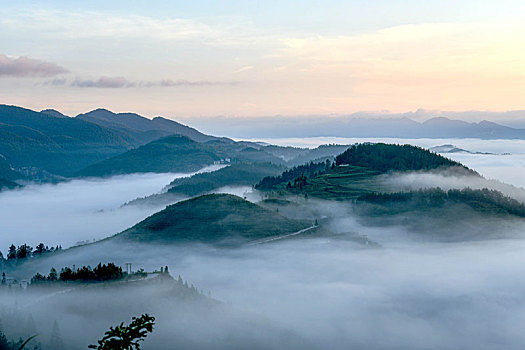 重庆酉阳,雨后白雾满山岗