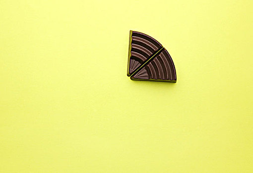 巧克力块,黄色背景