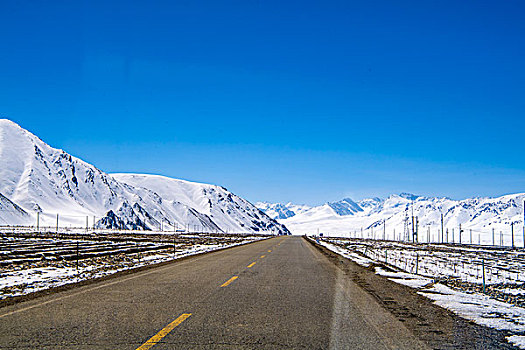 新疆,雪山,公路,蓝天