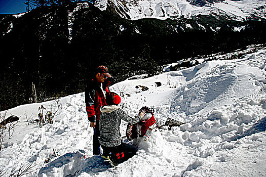 海螺沟冰川公园里玩雪人的情侣
