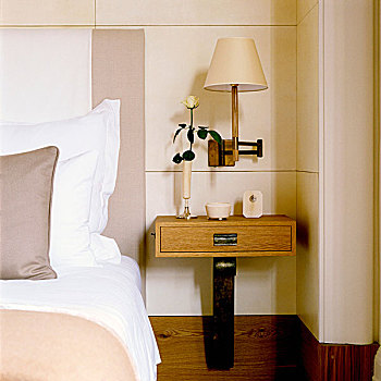 床头柜,抽屉,暗色,木质,脚,正面,白色,木头,墙壁