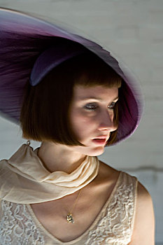 女人,时期,20世纪20年代,20世纪30年代,连衣裙,戴着,白色,围巾,紫色,帽子,看,一个