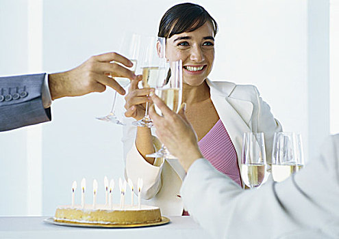 商务人士,碰杯,香槟,上方,生日蛋糕