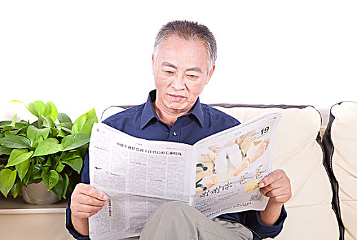 老年人看报纸