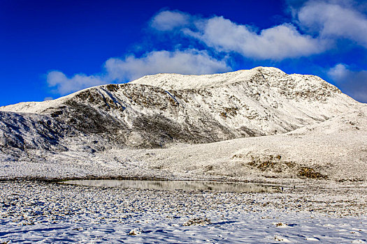 三嗯措早晨阳光中的雪山