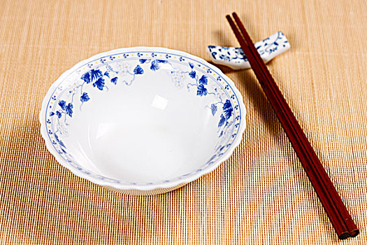 一只青花瓷碗和一副胡杨木筷子