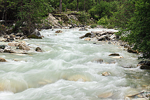 山涧溪流