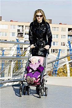 女人,幼儿,坐,婴儿车,行走