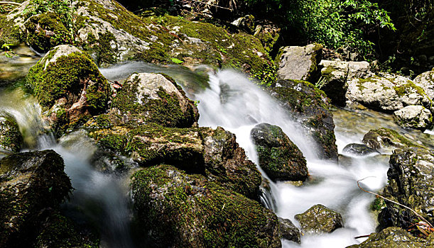 武陵山原生态小溪瀑布