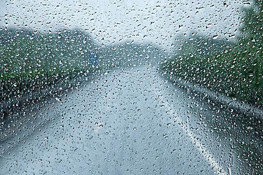 重庆至长沙在雨中g57高速公路