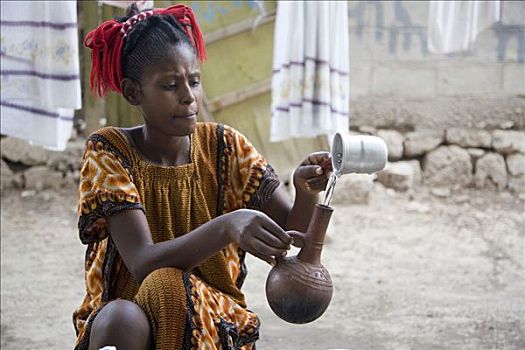 女青年,20-25岁,倒出,咖啡,咖啡壶,马萨瓦,埃塞俄比亚,厄立特里亚,非洲