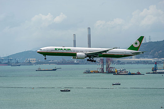 一架台湾长荣航空的客机正降落在香港国际机场