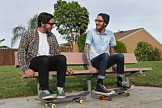 两个,男青年,玩滑板,坐,郊区,长椅