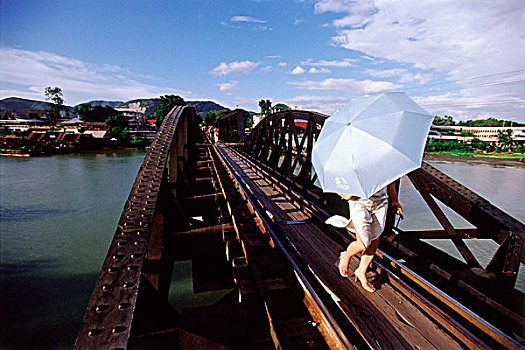 泰国,北碧府,河,女人,穿过,桥,伞