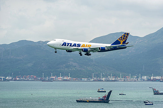 一架美国亚特拉斯航空的货运飞机正降落在香港国际机场